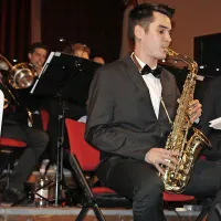 Vsestranski glasbenik, saksofonist in pobudnik oživitve Plesnega 
orkestra Nace Kogej je obljubil, da spodnjeidrijski plesni večer ne 
bo  edini v tem tisočletju.
