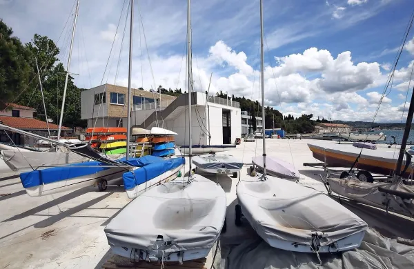 Maritimna ureditev Centra vodnih športov na Bernardinu je 
vredna 515.000 evrov, vendar občinski svetniki predlagajo, da bi 
ta denar raje namenili obnovi vrtca Morje v Luciji.  