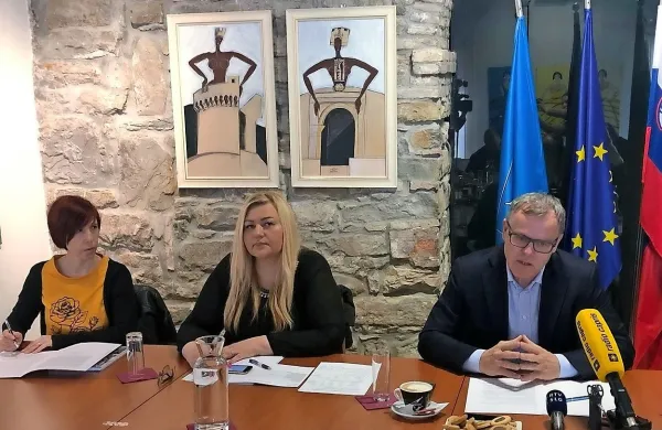 Markočič je današnjo tiskovno konferenco sklical po sto dnevih
županovanja, ob njem je v.d. direktorice občinske uprave Vesna
Rebec in ob njej Martina Miklavčič Šumanski, zadolžena za komuniciranje.