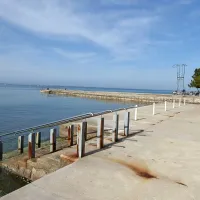 Dotrajane betonske platoje bodo nadomestili s površinami, ki se 
postopoma spuščajo proti morju  in ustvarjajo manjše kotičke za 
kopalce.  