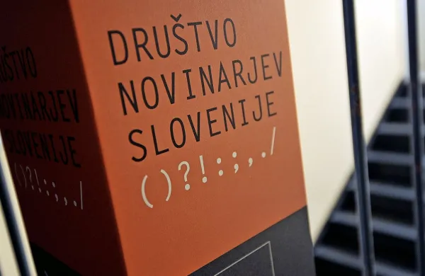 v DNS znova ugotavljajo, da se  sovražno ozračje, uperjeno zoper 
novinarje, stopnjuje.