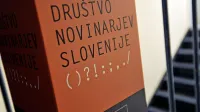 v DNS znova ugotavljajo, da se  sovražno ozračje, uperjeno zoper 
novinarje, stopnjuje.