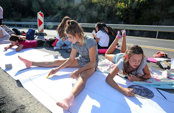 Lanskega 21. septembra je več kot tisoč ljudi narisalo svoje 
“načrte” nekdanje obalne ceste. 