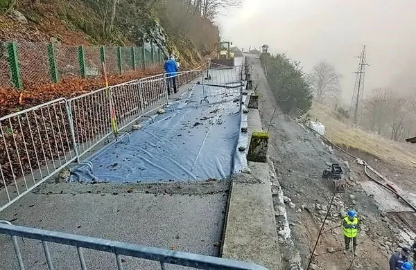 Cestišče sicer vzdržujejo, nujni pa bili tudi temeljitejši posegi na 
cesti, ki so jo zgradili že v času pod Italijo. 