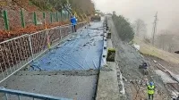 Cestišče sicer vzdržujejo, nujni pa bili tudi temeljitejši posegi na 
cesti, ki so jo zgradili že v času pod Italijo. 