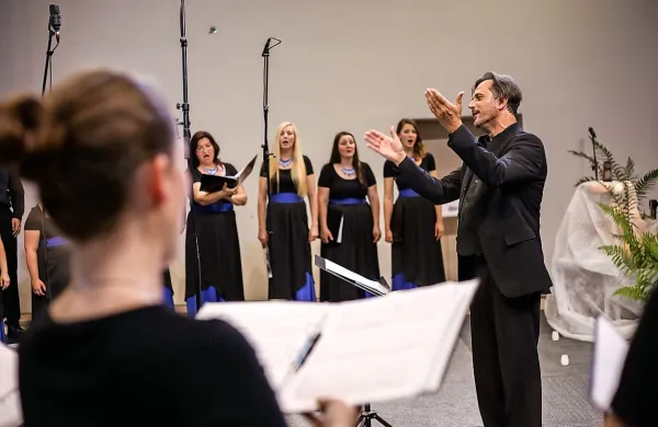 Že drevi bo zapel Akademski pevski zbor Univerze na Primorskem, 
ki ga vodi Ambrož Čopi, tudi umetniški vodja festivala. 