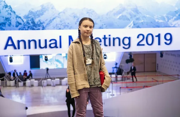 Greta Ernman Thunberg, švedska najstniška okoljska aktivistka, je 
nase opozorila avgusta lani, ko je začela s tedenskimi protesti pred 
parlamentom v Stockholmu. Od države zahteva ukrepanje v boju 
proti podnebnim spremembam in pri tem doslej še ni odnehala.