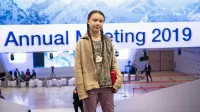 Greta Ernman Thunberg, švedska najstniška okoljska aktivistka, je 
nase opozorila avgusta lani, ko je začela s tedenskimi protesti pred 
parlamentom v Stockholmu. Od države zahteva ukrepanje v boju 
proti podnebnim spremembam in pri tem doslej še ni odnehala.