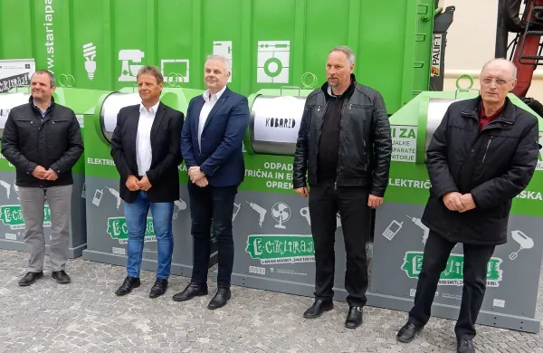 Uroš Brežan, Valter Mlekuž, Emil Šehić, Marko Matajurc in Berti 
Rutar (z leve) na predstavitvi zbiralnikov.   
