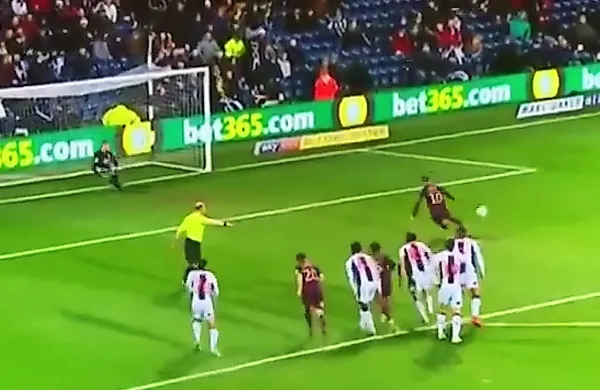 Neposrečen poskus je požel obilico posmeha med delom gledalcev na stadionu, ni pa ostal neopažen niti na družbenih 
omrežjih, kjer različni posnetki hitro nabirajo oglede.