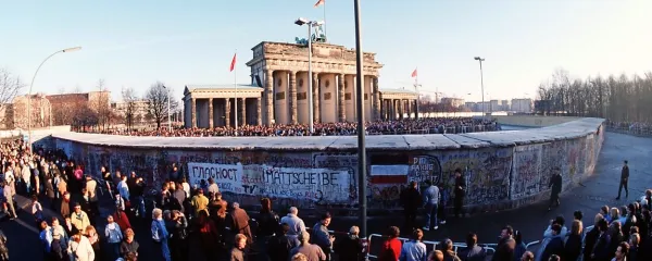 Množici na obeh straneh berlinskega zidu pred 30 leti, januarja 
1989