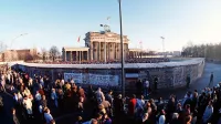 Množici na obeh straneh berlinskega zidu pred 30 leti, januarja 
1989