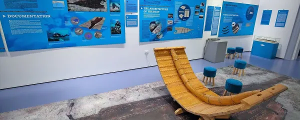 Tako je bil videti notranji del ladje iz  Zambratije.  Pod njo je fotografija najdbe.