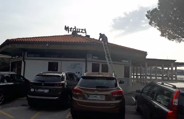 Istrabenz Turizem prenavlja gostinski objekt Meduza tik ob 
plaži.