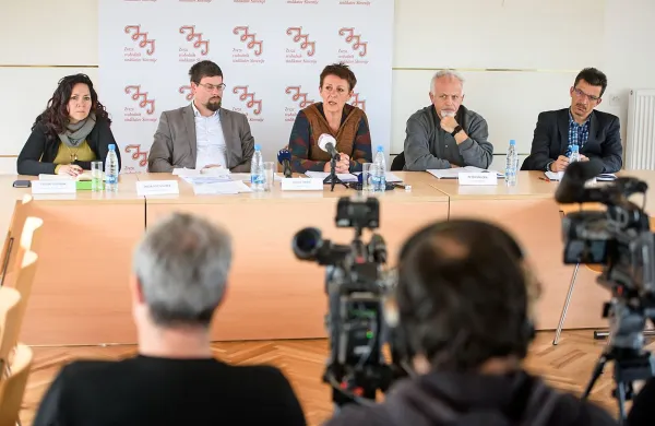 Sindikalna stran  (z leve) Evelin Vesenjak (Neodvisnost), Jakob Počivavšek (Pergam), Lidija Jerkič (ZSSS), Peter  Majcen (KS 90) in Zdenko Lorber 
(Alternativa) v izražanju pričakovanj, kaj naj bo vsebina socialnega sporazuma in splošne kolektivne pogodbe, nastopa enotno.