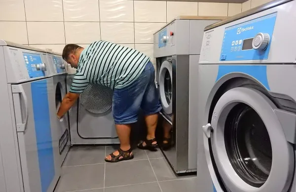 Nad pralnico na Vogrskem visita senca nezakonitega javnega 
naročila in nevarnost odpovedi pogodbe o pranju perila za VDC.  