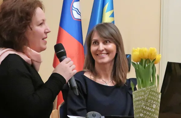Miljana Cunta (desno) je svojo tretjo pesniško zbirko predstavila v pogovoru s Sabino Volk Simčič.  

