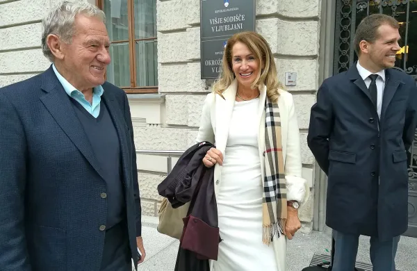 Milan Mandarić (levo) se redno udeležuje obravnav. Na sliki je z 
odvetnikoma Carmen Dobnik in Jernejem Kosom. 