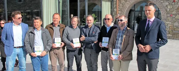  S podelitve vodnikov Flos Olei 2019 na svečanosti, na kateri so 
razglasili Istro za najboljšo oljarsko regijo sveta (z leve): Peter 
Bolčič, predstavnik koprske občine, Janko Bočaj, Franc Morgan, 
Vanja Dujc, Marco Oreggia, Miran Adamič, Matjaž Bordon in istrski 
župan Valter Flego. 