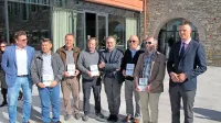  S podelitve vodnikov Flos Olei 2019 na svečanosti, na kateri so 
razglasili Istro za najboljšo oljarsko regijo sveta (z leve): Peter 
Bolčič, predstavnik koprske občine, Janko Bočaj, Franc Morgan, 
Vanja Dujc, Marco Oreggia, Miran Adamič, Matjaž Bordon in istrski 
župan Valter Flego. 