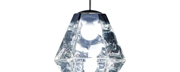 Cut je izbrušen kristal, ki tudi ugasnjen odseva svetlobo. Oblikovanje Tom Dixon.