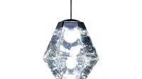 Cut je izbrušen kristal, ki tudi ugasnjen odseva svetlobo. Oblikovanje Tom Dixon.