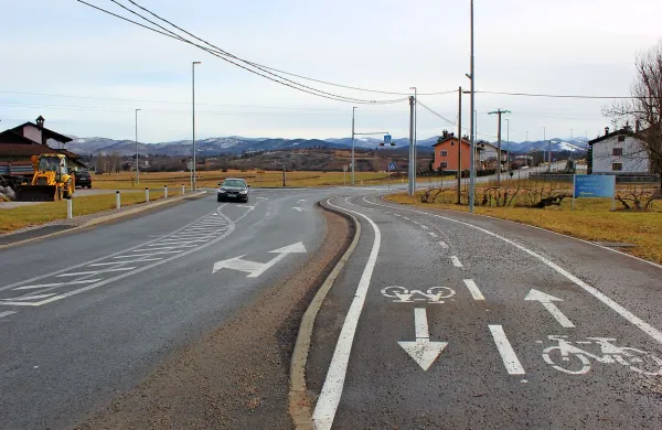 Do napak, ki jih vozniki občutijo kot valovito vozišče, je prišlo že 
pri prenovi Snežniške ceste (na fotografiji), pa tudi na naslednjem 
odseku od konca Pivke proti Parjam. 