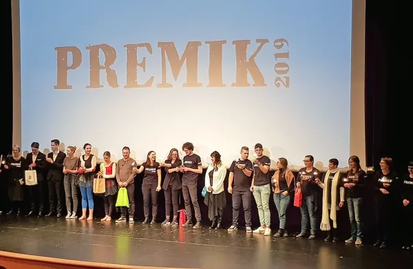 Gostje in organizatorji Premika 2019 so v soboto v Kosovelovem domu poskrbeli za zanimiv večer, ki sta ga popestrila tudi  petje in ples, 
v odmoru pa še inovativne jedi.