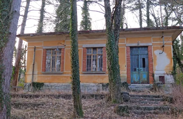 Stara menza že dolga leta sameva. Tokrat bo že petič na dražbi.