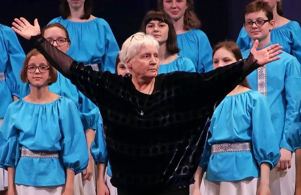  Zmagoviti ruski mladinski zbor Vesnianka  vodi Lubov Aldakova.