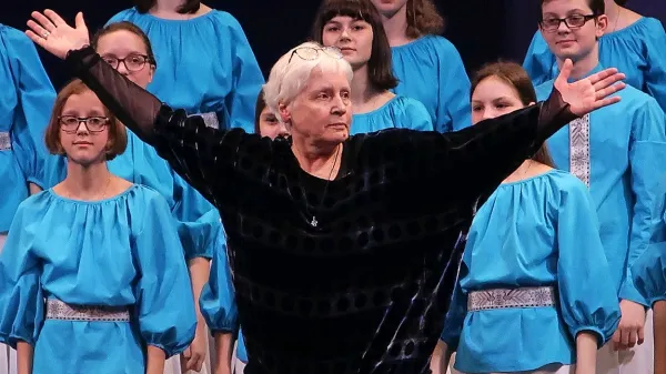  Zmagoviti ruski mladinski zbor Vesnianka  vodi Lubov Aldakova.