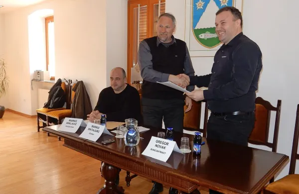 Marko Matajurc je z Gregorjem Novakom sklenil dogovor, da bodo 
raziskali možnosti sodelovanja z njegovo platformo.   