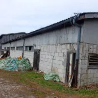 Če bi se odločili za sončno elektrarno na strehi hleva Stanovišče, 
bi bilo treba o stavbo utrditi in namestiti novo streho. 