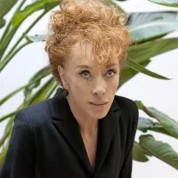 Sibylle Berg, avtorica romana Nekaj ljudi išče srečo in crkne od 
smeha, po katerem je nastala istoimenska predstava.  