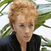 Sibylle Berg, avtorica romana Nekaj ljudi išče srečo in crkne od 
smeha, po katerem je nastala istoimenska predstava.