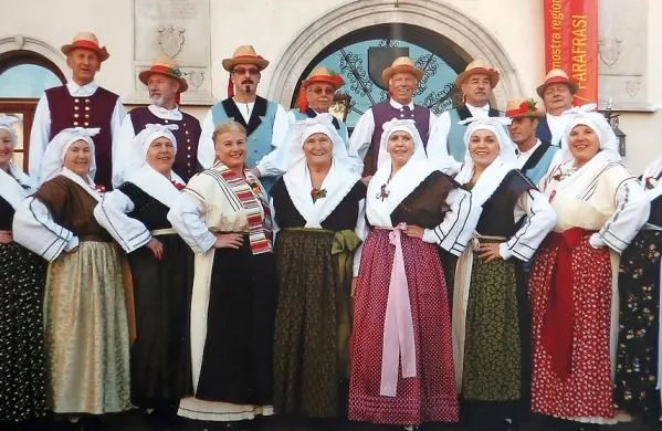 Mojca Lepej (na sredi) je bila soustanoviteljica folklorne skupine KD  Mandrač Koper, ki praznuje trideset let ustvarjanja.  