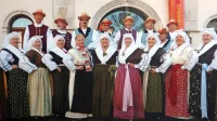 Mojca Lepej (na sredi) je bila soustanoviteljica folklorne skupine KD  Mandrač Koper, ki praznuje trideset let ustvarjanja.  