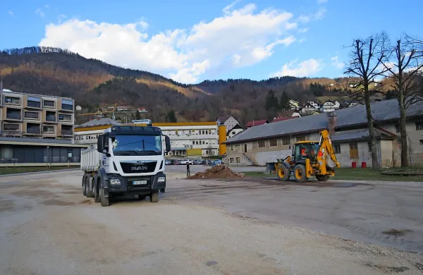 Makadamsko parkirišče je največ, kar je občina lahko ponudila 
občanom na Uti.