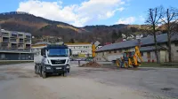 Makadamsko parkirišče je največ, kar je občina lahko ponudila 
občanom na Uti.