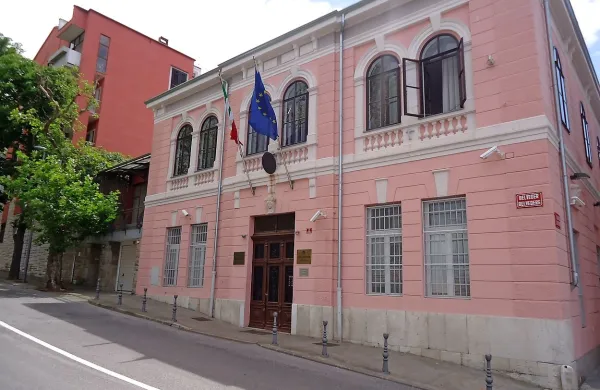 Italijanski konzulat v palači Vianello na Belvederju domuje že od 
leta 1957.