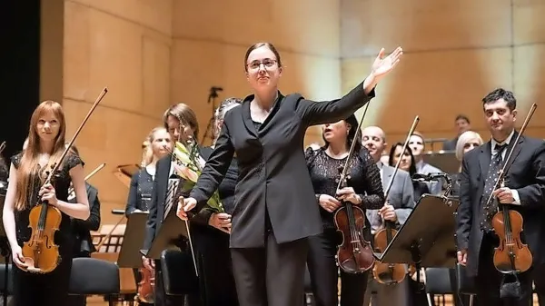 Dirigentka Mojca Lavrenčič, ena od gostov rubrike Primorski glasbeni talenti, je nedavno nastopila  
z Orkestrom Slovenske filharmonije na   koncertu glasbene matineje Glasbene mladine Slovenije. 
