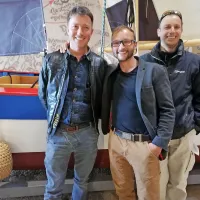 Trije mojstri, dve toni lesa in ena barka