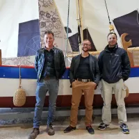 Trije mojstri, dve toni lesa in ena barka