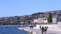 Območje, ki ga opredeljujejo trije prostorski načrti, se razprostira  
v ozadju fotografije,  od Belega Križa do Istrabenzovih hotelov. 