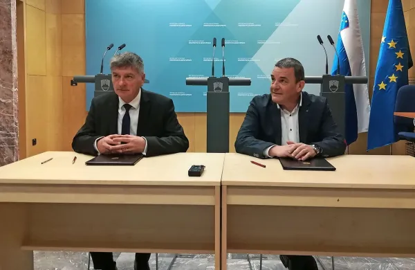Minister Rudi Medved (levo) in direktor službe  Državne volilne komisije sta včeraj napovedala, da bo 
država do leta 2022 vzpostavila svoj informacijski sistem za podporo volitev in referendumov.