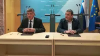 Minister Rudi Medved (levo) in direktor službe  Državne volilne komisije sta včeraj napovedala, da bo 
država do leta 2022 vzpostavila svoj informacijski sistem za podporo volitev in referendumov.