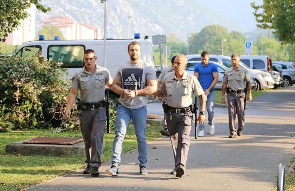 Roparja sta v priporu že slabo leto, sodni postopek   se je začel 
avgusta lani, ko krivde nista priznala.