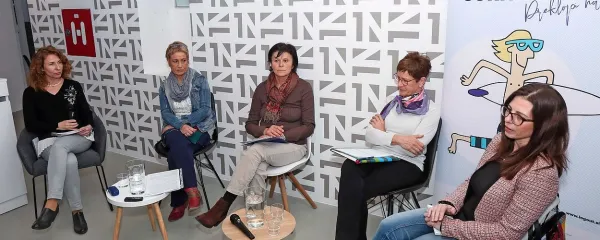 K razmisleku o vplivu digitalne tehnologije na razvoj predšolskih otrok je Lorena Pahović iz izolskega centra Logout (prva levo) povabila pedagoginjo Karmen 
Mekota, profesorico športne vzgoje Giuliano Jelovčan, pediatrinjo Marto Semič Marsič in logopedinjo Matejo Gačnik.