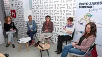 K razmisleku o vplivu digitalne tehnologije na razvoj predšolskih otrok je Lorena Pahović iz izolskega centra Logout (prva levo) povabila pedagoginjo Karmen 
Mekota, profesorico športne vzgoje Giuliano Jelovčan, pediatrinjo Marto Semič Marsič in logopedinjo Matejo Gačnik.
