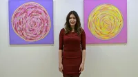 Andreja Kranjec z barvo, linijo in oblikami sestavlja kozmos, urejen iz moči kaosa in moči reda.  